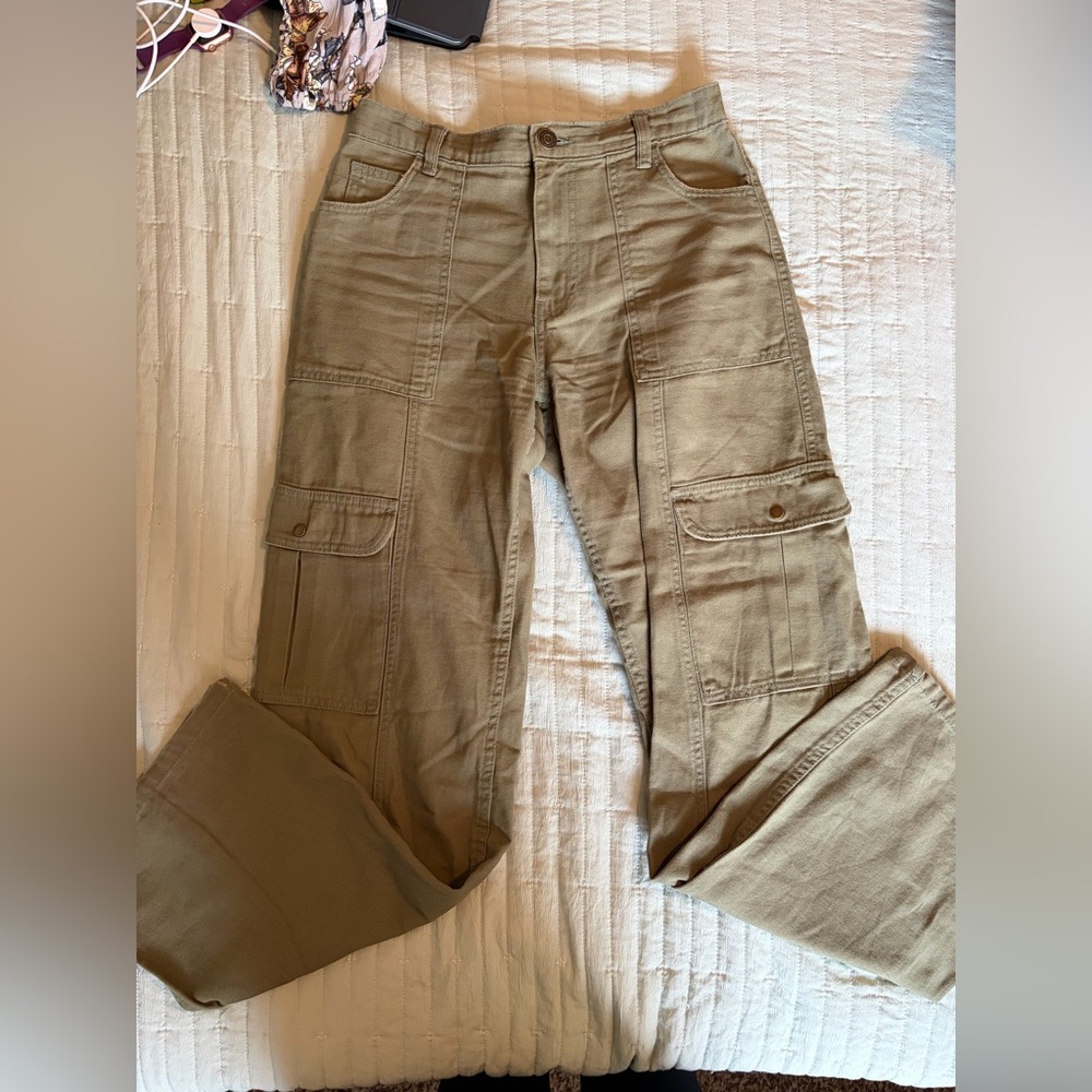 Aeropostale Women's Cargo Pants in Khaki Green